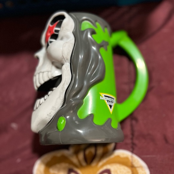 MONSTER TRUCKS Official Gear: GRAVE DIGGER CUP w/ led lights that flash and glow - Picture 5 of 8